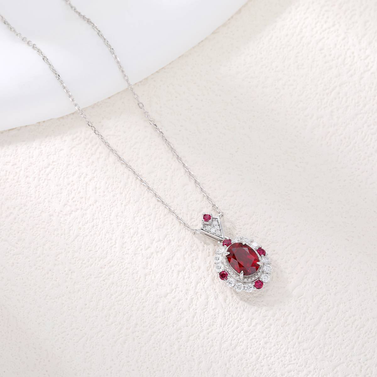 LCB7003银镀18K白金蛋形培育红宝宫廷风莫桑钻项链主石8*6mm/1.5ct